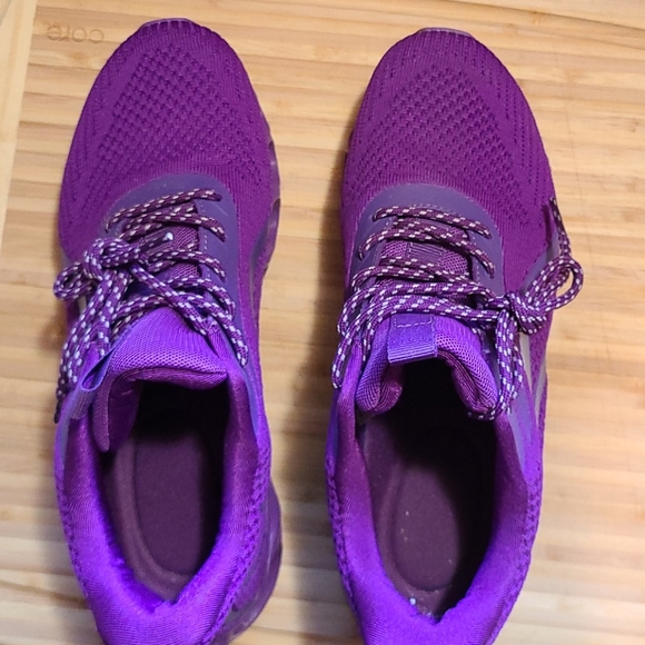 Sold...Womens walking/jogging shoe - Picture 3 of 5